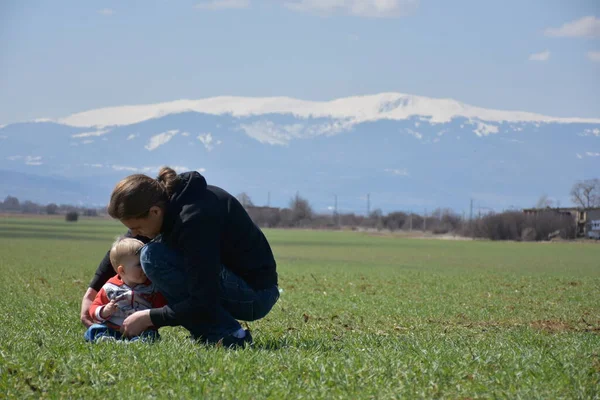 Bebê Bonito Nevado Montanhas Papai — Fotografia de Stock