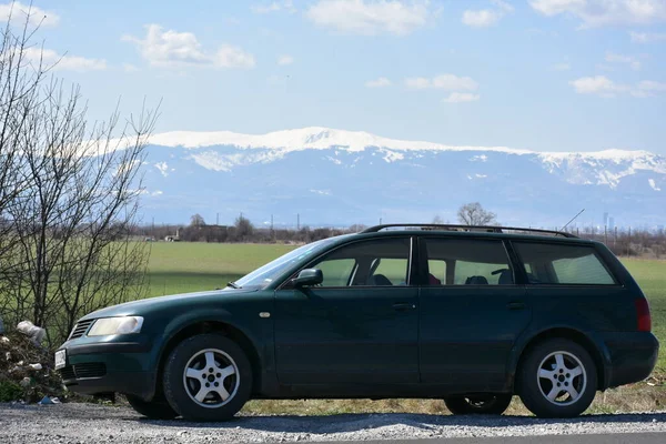 Black Car Green Field Mountains Background — Foto de Stock