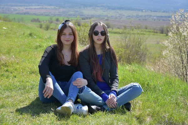 Twee Meisjes Een Landschap — Stockfoto