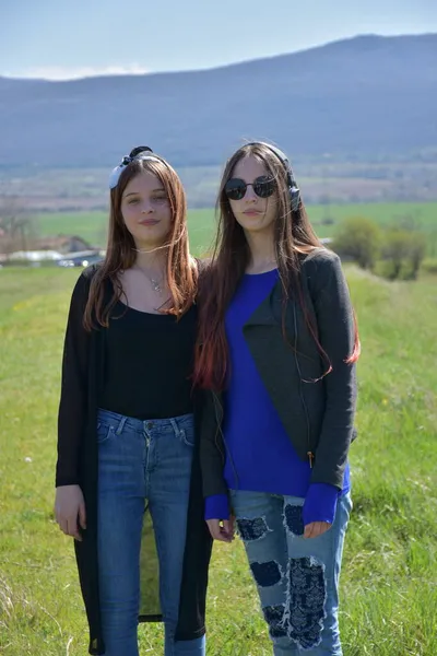 Två Flickor Ett Landskap — Stockfoto