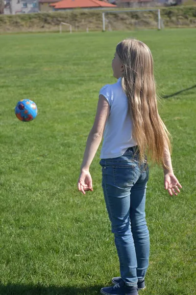 女の子とボールの美しい肖像画 — ストック写真