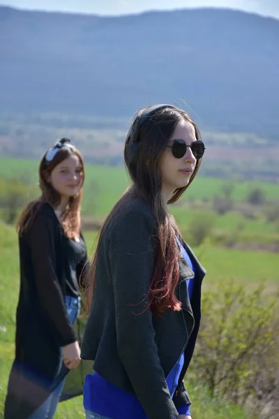 Twee Meisjes Een Landschap — Stockfoto