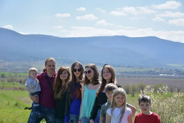 Grupo Crianças Nas Montanhas — Fotografia de Stock