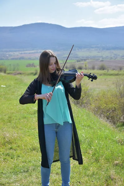 소녀의 아름다운 초상화와 바이올린 — 스톡 사진