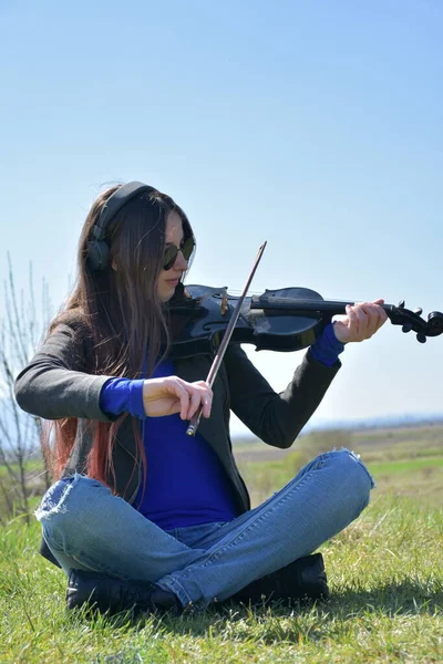 戴眼镜和小提琴的女孩 — 图库照片