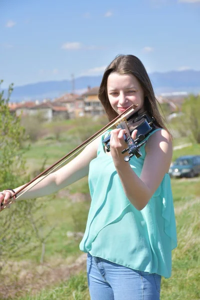 美しい少女の肖像画とバイオリン — ストック写真