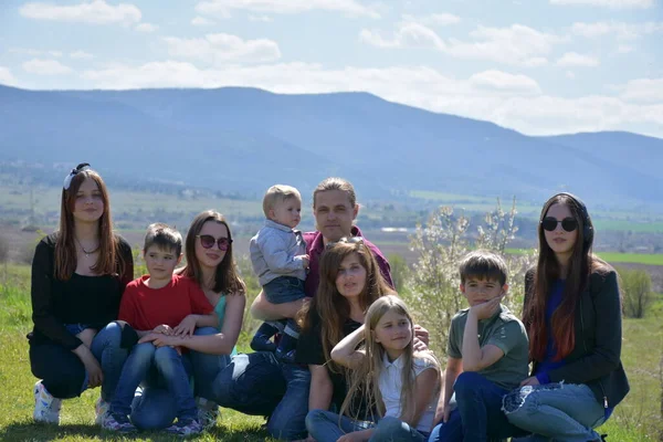 Gruppe Junger Leute Vergnügt Sich Den Bergen — Stockfoto