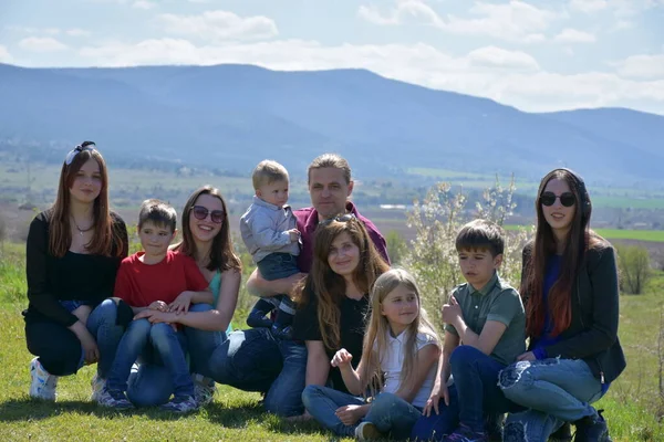 Grupp Ungdomar Som Har Roligt Bergen — Stockfoto