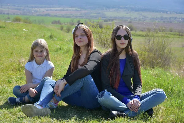 Trois Filles Dans Paysage — Photo