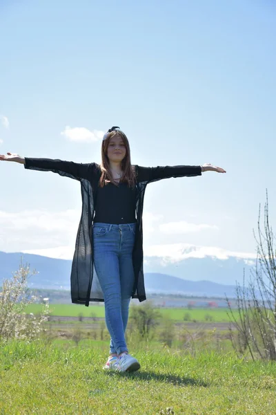 Jovem Mulher Vestido Azul Uma Mochila Fundo Das Montanhas — Fotografia de Stock