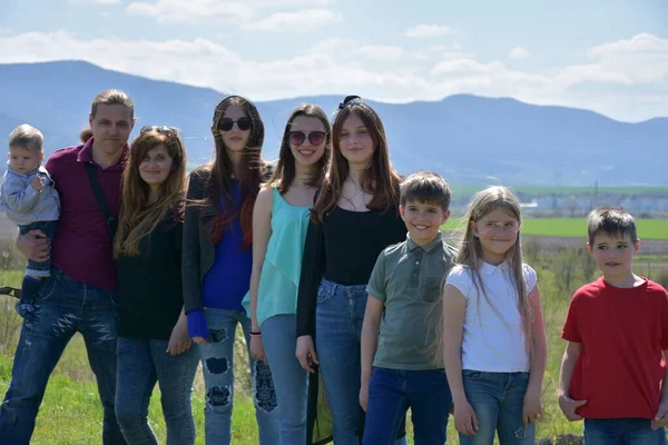 Groupe Enfants Dans Les Montagnes — Photo