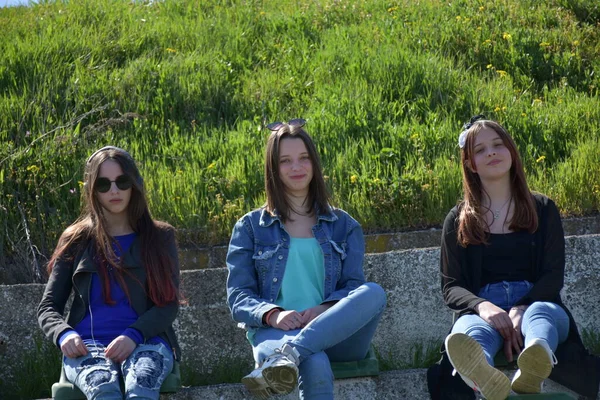 Três Meninas Uma Paisagem — Fotografia de Stock