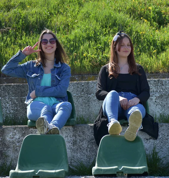 Duas Meninas Uma Paisagem — Fotografia de Stock