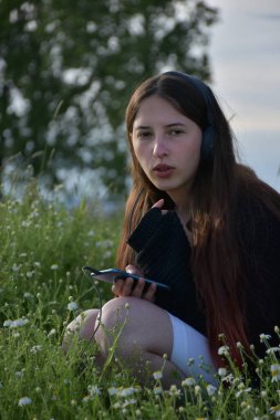 Bir kız ve bir telefon.
