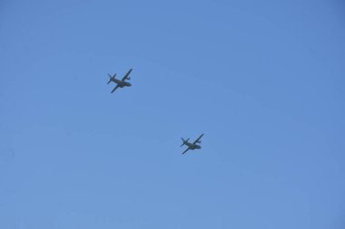 Eski şehrin üzerinde gökyüzünde uçan bir uçak