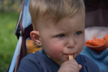 Bir çocuğun güzel portresi.