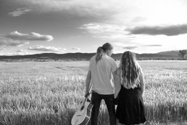 Bir kadın ve gitarlı bir adam.