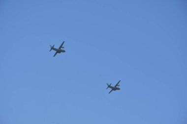 Eski şehrin üzerinde gökyüzünde uçan bir uçak