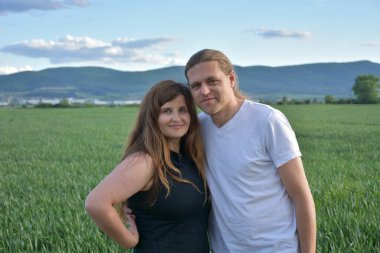 Bir kadın ve gitarlı bir adam.