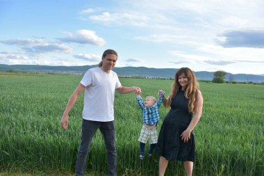 Annem, babam ve bir çocuk.,