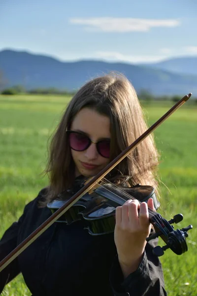 Uma Menina Vestido Preto Com Violino Preto — Fotografia de Stock