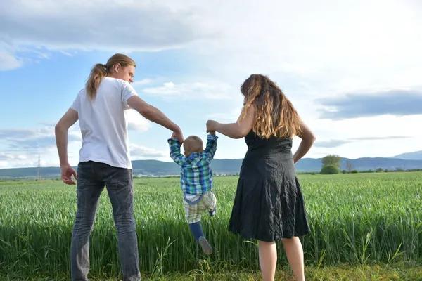 Mama Papa Een Kind Een Landschap — Stockfoto