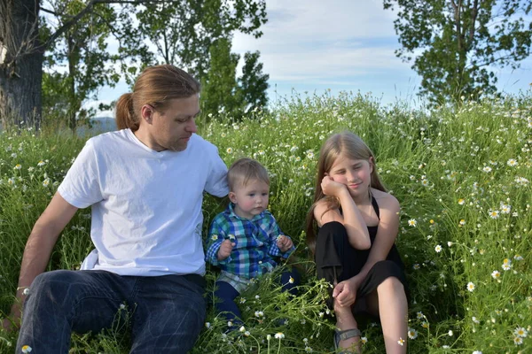 Father Two Kids Enjoying Time Field — Foto Stock