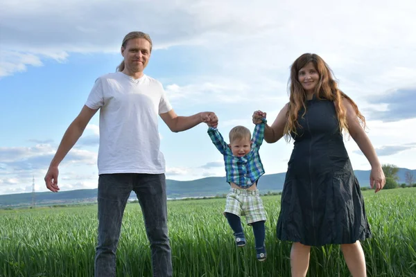 Mama Papa Een Kind Een Landschap — Stockfoto