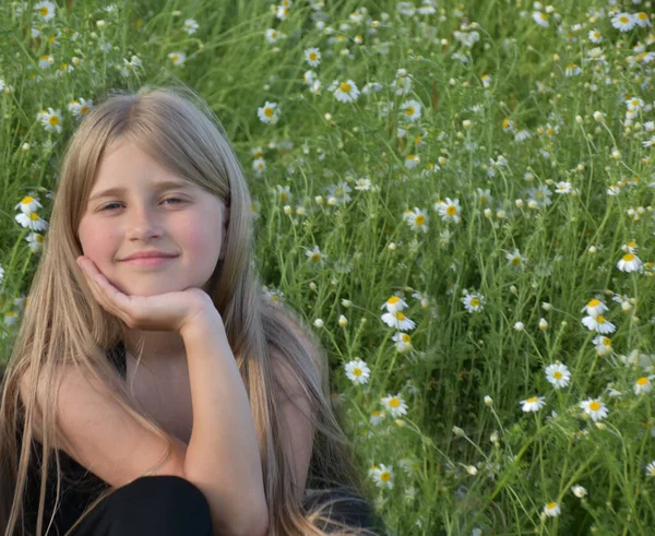 Genç Sarışın Bir Kızın Güzel Portresi — Stok fotoğraf