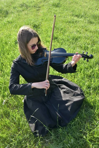 穿着黑衣 拿着黑小提琴的女孩 — 图库照片