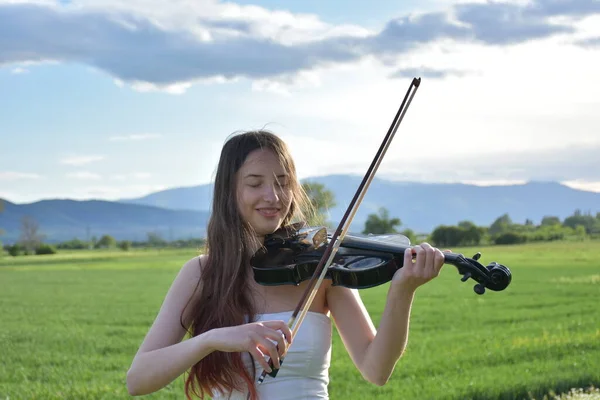 Дівчина Білій Сукні Чорною Скрипкою — стокове фото