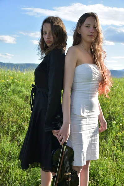 黒いドレスを着た女の子と白いドレスを着た女の子 — ストック写真