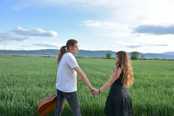 Bir Kadın Gitarlı Bir Adam — Stok fotoğraf