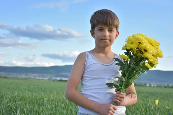 Junge Mit Einem Strauß Gelber Chrysonblüten — Stockfoto