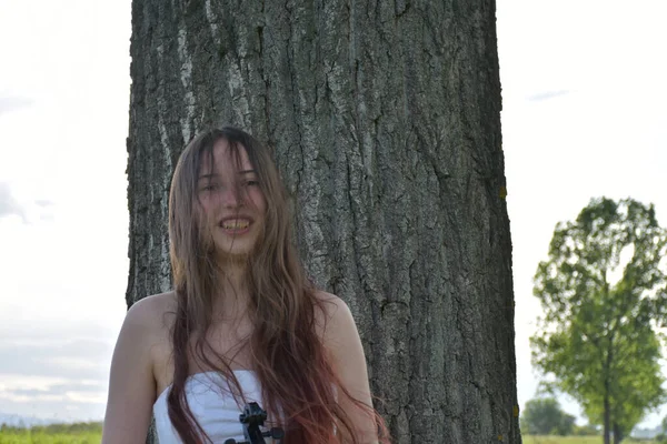 Ein Mädchen Weißen Kleid Mit Schwarzer Geige — Stockfoto