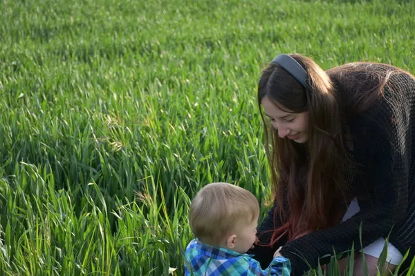 Maman Bébé Dans Paysage — Photo