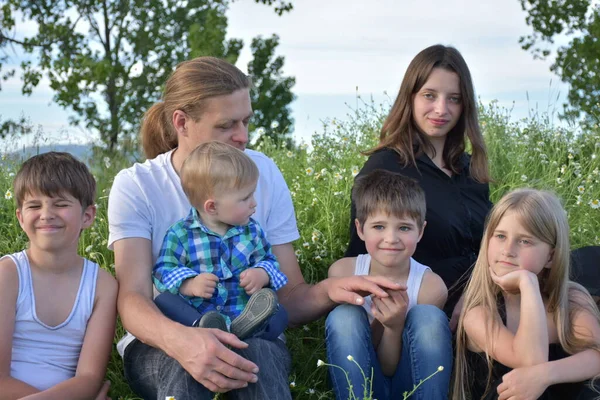 Happy Family Posing Green Field White Flowers — 图库照片