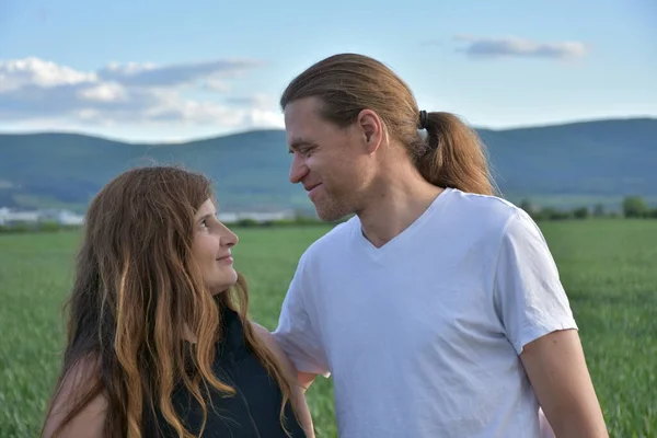 Een Vrouw Een Man Met Gitaar — Stockfoto