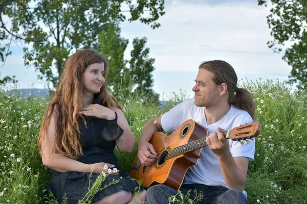 Een Vrouw Een Man Met Gitaar — Stockfoto