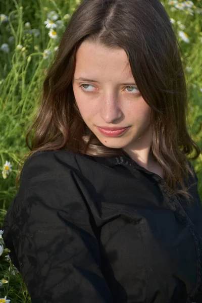 Девушка Черном Платье Сидит Траве — стоковое фото