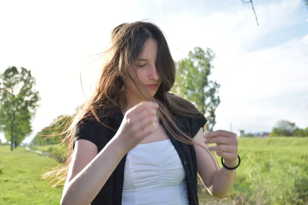 Una Ragazza Con Vestito Nero Siede Nell Erba — Foto Stock