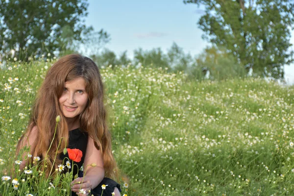 Девушка Черном Платье Сидит Траве — стоковое фото
