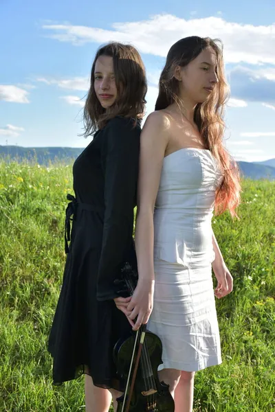 Ein Mädchen Schwarzen Kleid Und Ein Mädchen Weißen Kleid — Stockfoto