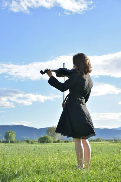 Egy Fekete Ruhás Lány Fekete Hegedűvel — Stock Fotó