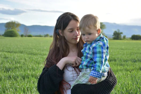 Maman Bébé Dans Paysage — Photo