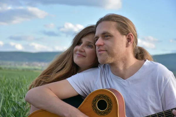 Bir kadın ve gitarlı bir adam.,