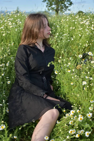 Une Fille Robe Noire Assoit Dans Herbe — Photo