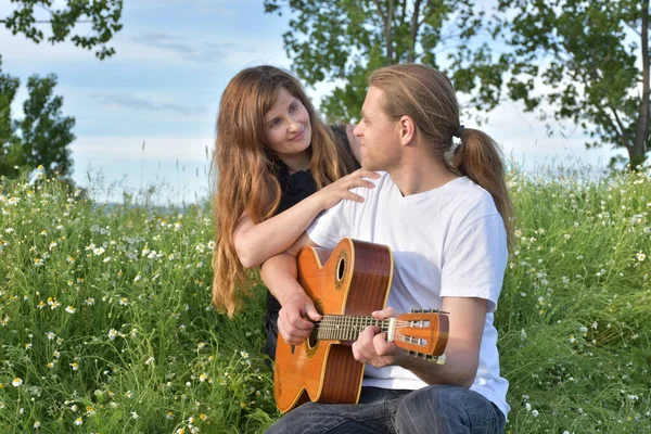 ギターを手にした女性と男性は — ストック写真