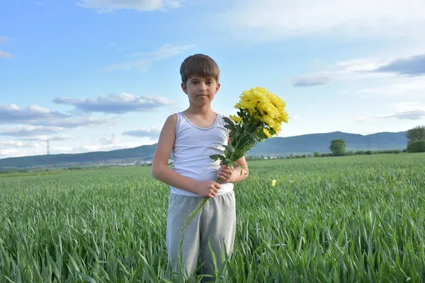 Jongen Met Een Boeket Van Gele Chrysonhemums — Stockfoto