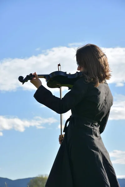 穿着黑衣 拿着黑小提琴的女孩 — 图库照片